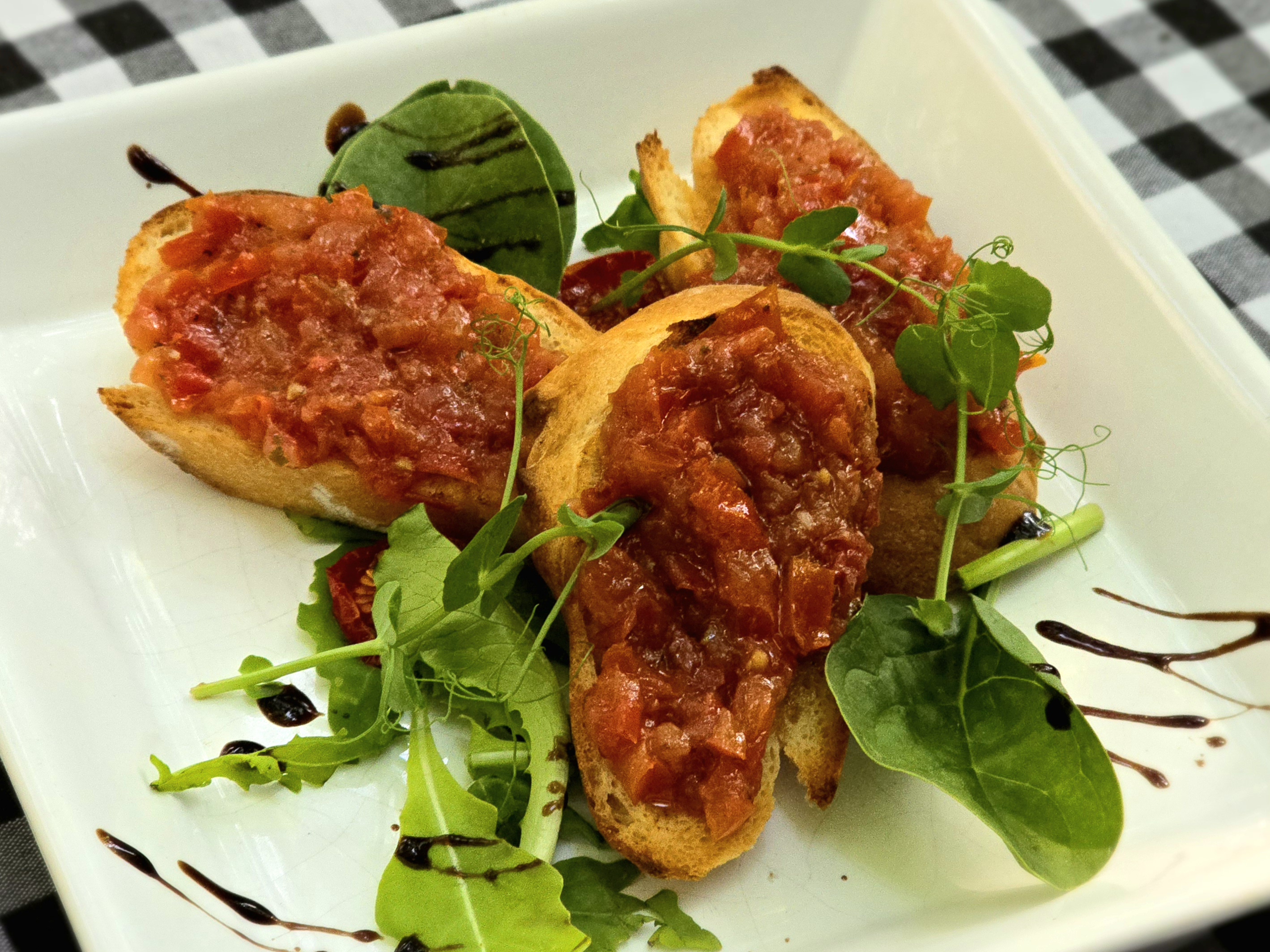 Koktél paradicsomos bruschetta, házi bagettből 