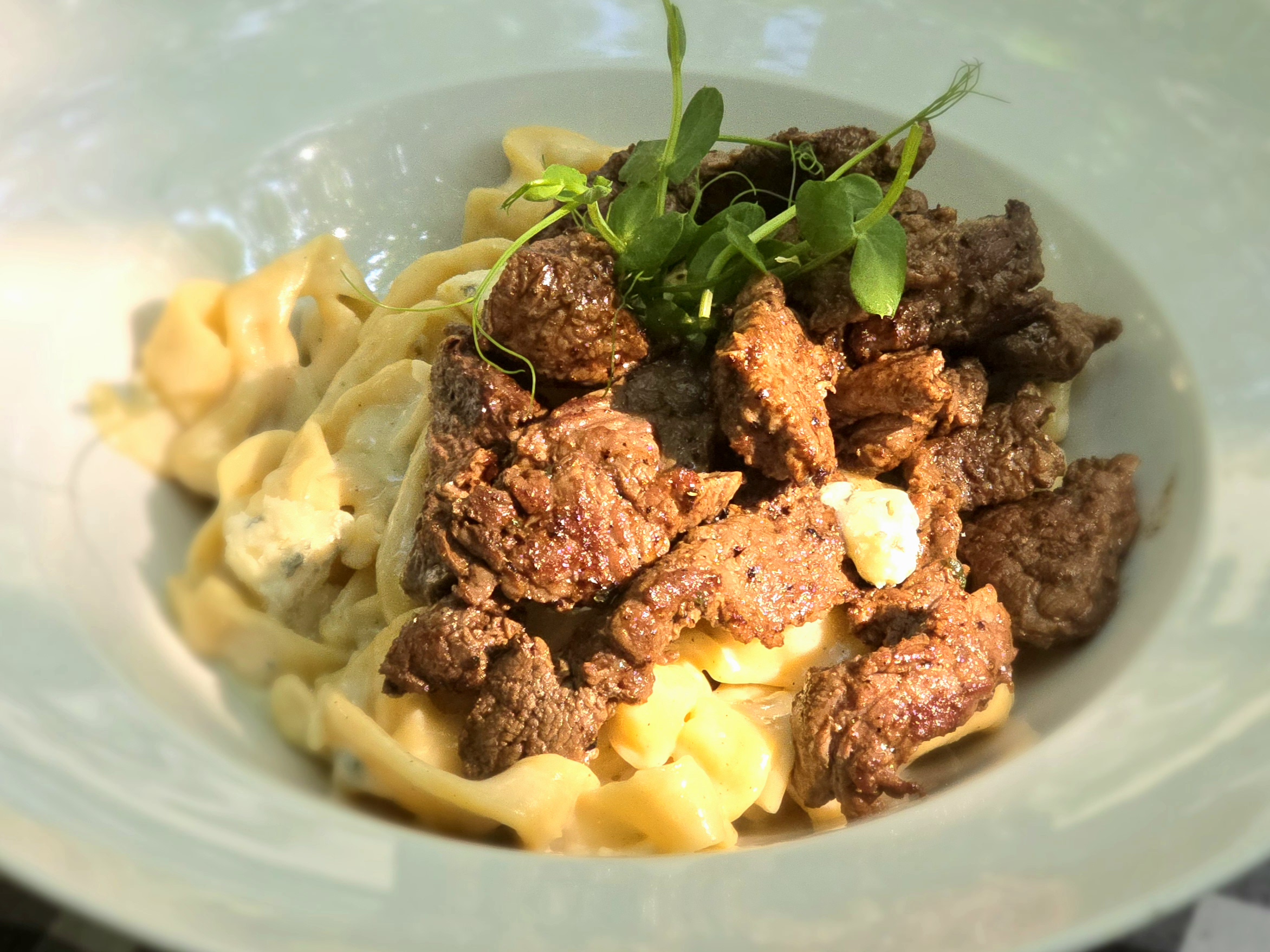 Gorgonzolás bélszíncsíkok, tejszínes, házi pappardelle tésztával