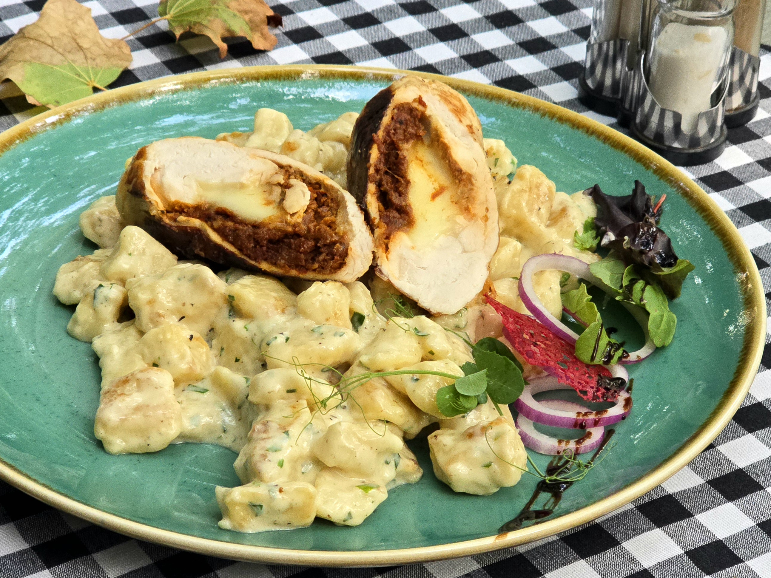 Vörös pestos, mozzarellás csirkemell filé tejszínes, zöldfűszeres házi gnocchival
