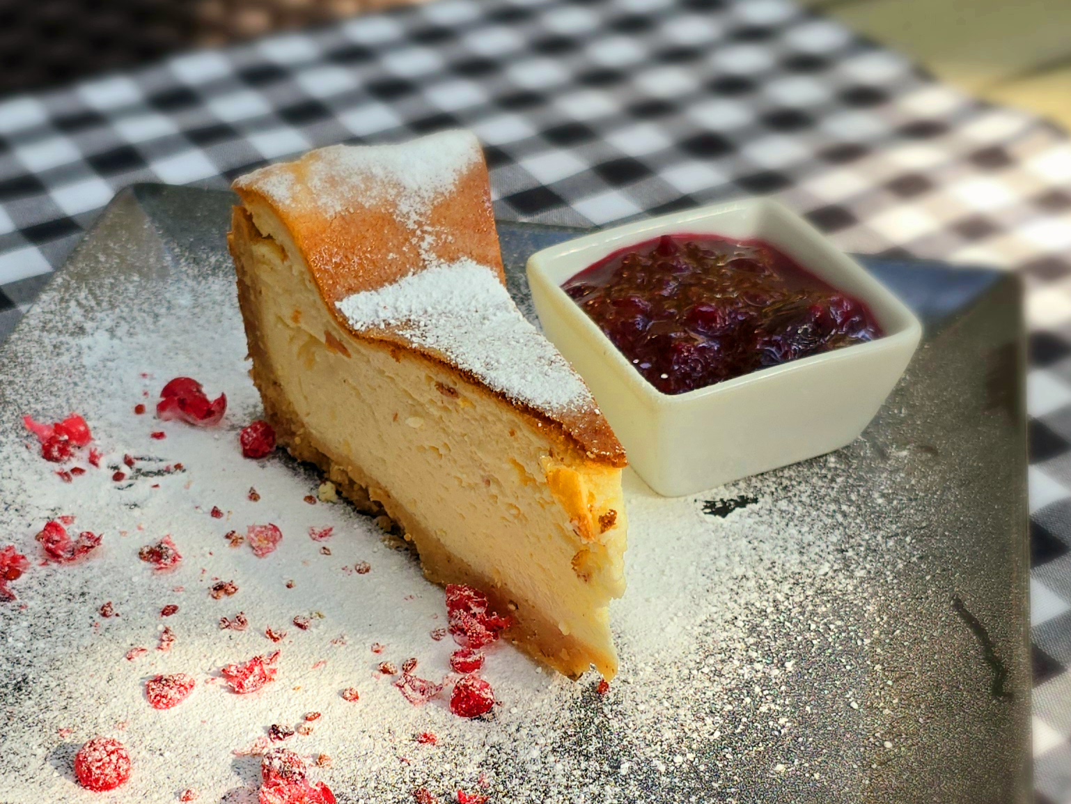 Mascarponés sajttorta erdei gyümölcsraguval