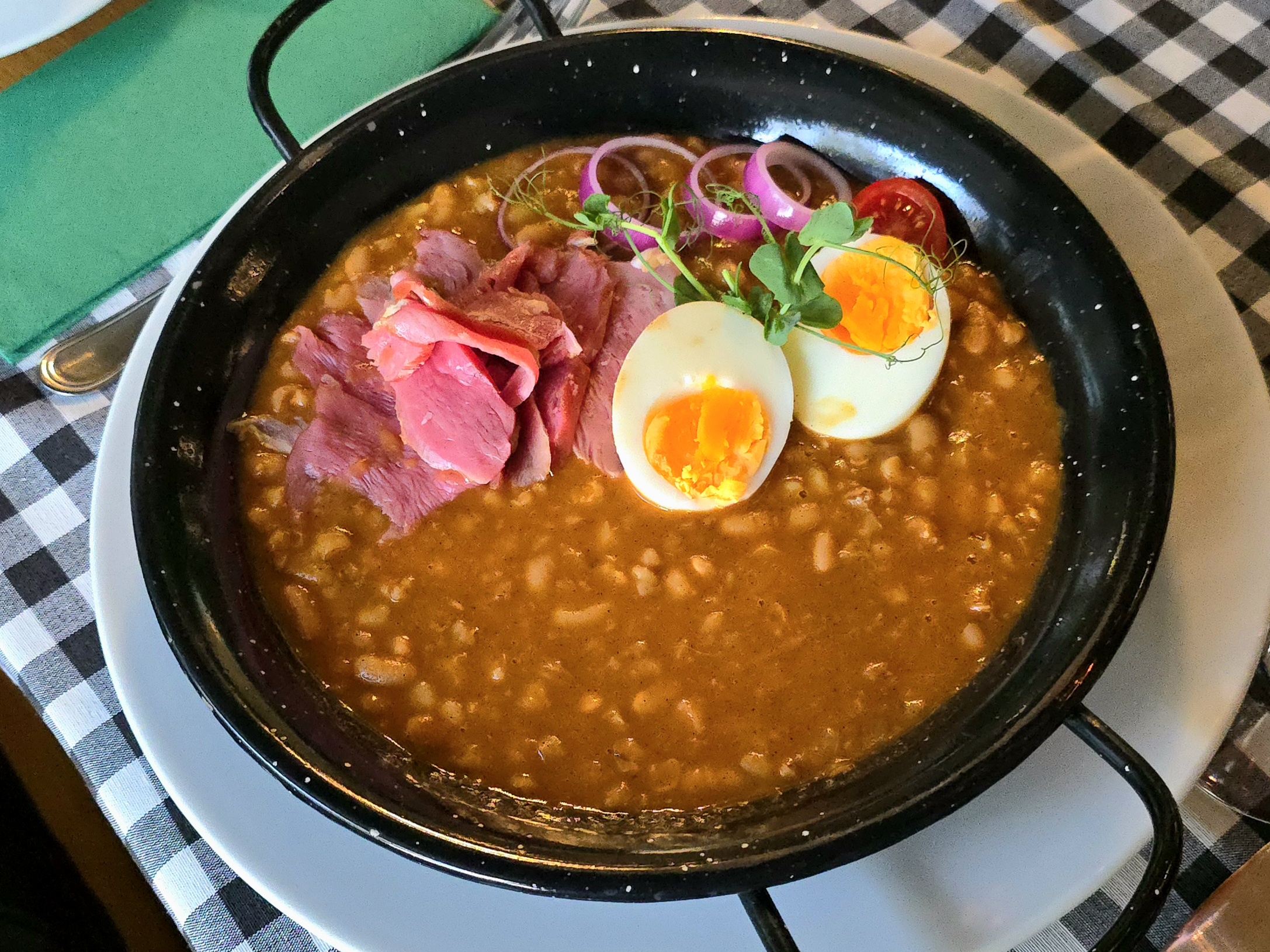 Sólet, füstölt libamellel, főtt tojással