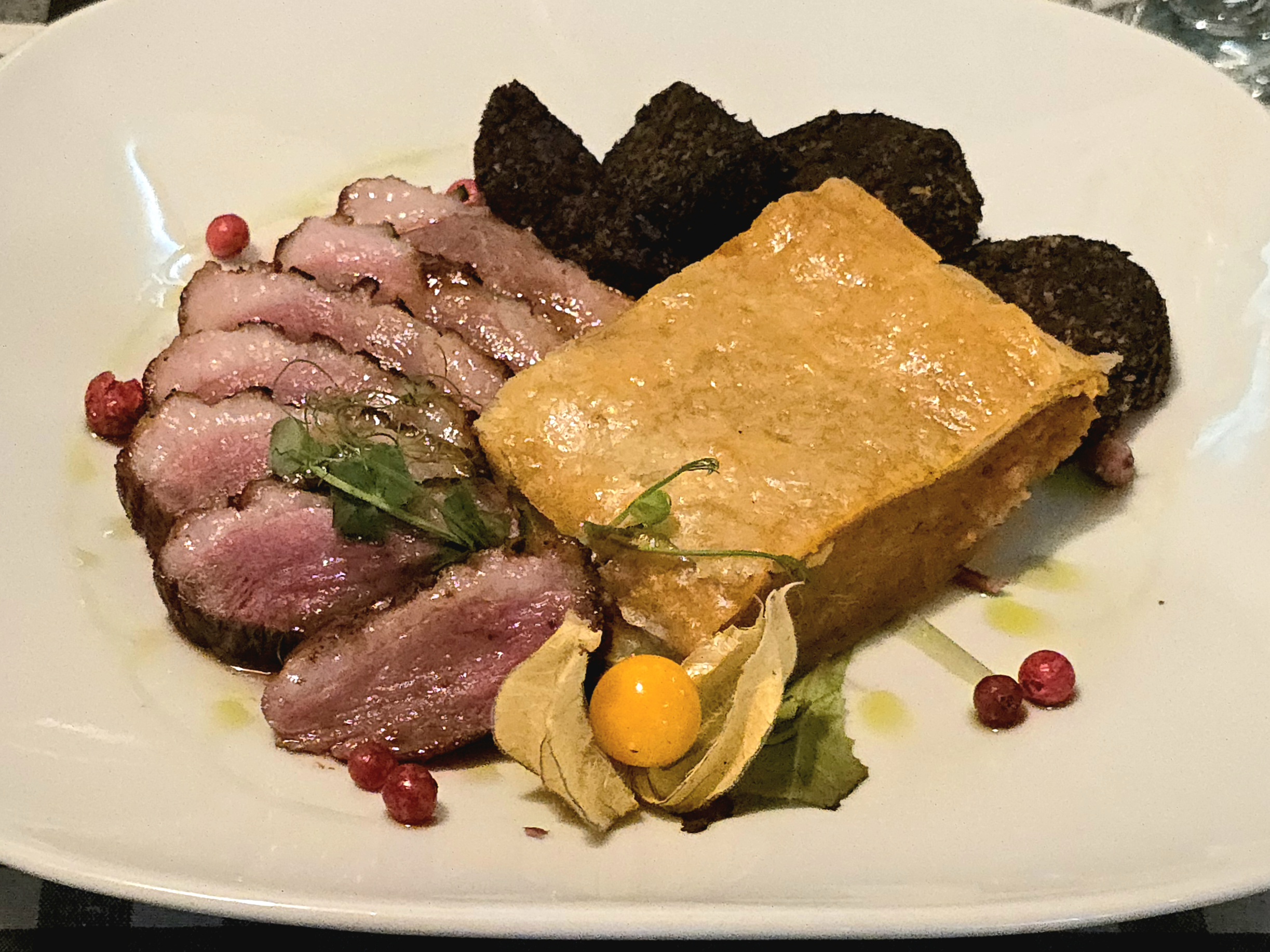 Rózsaszínre sült libamell sütőtökös rétessel, lilakáposzta ropogóssal