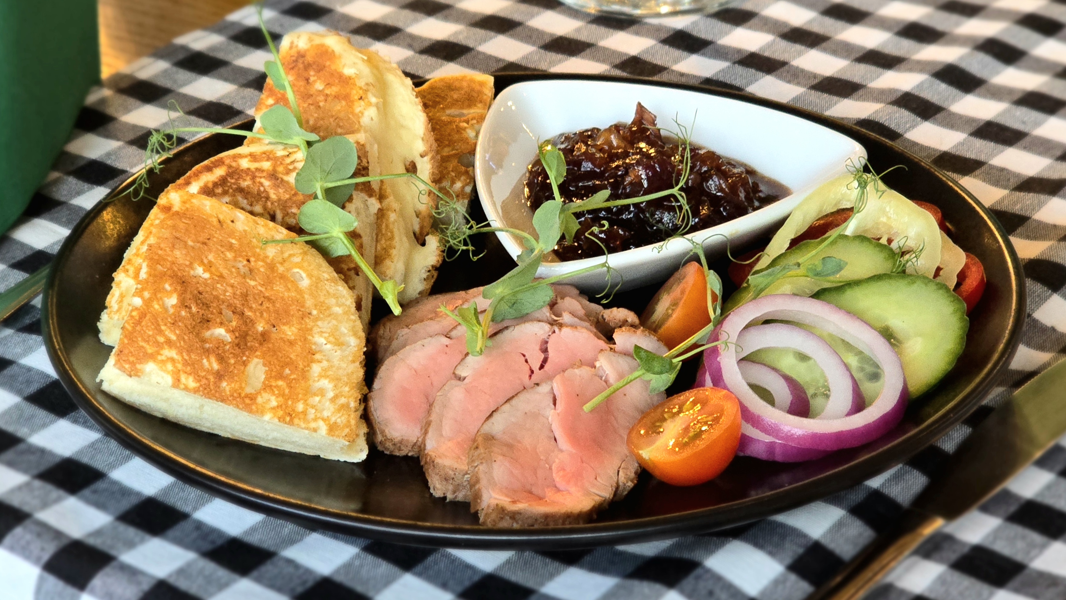 Hideg szűzsült hagymalekvárral, házi kenyérlepénnyel