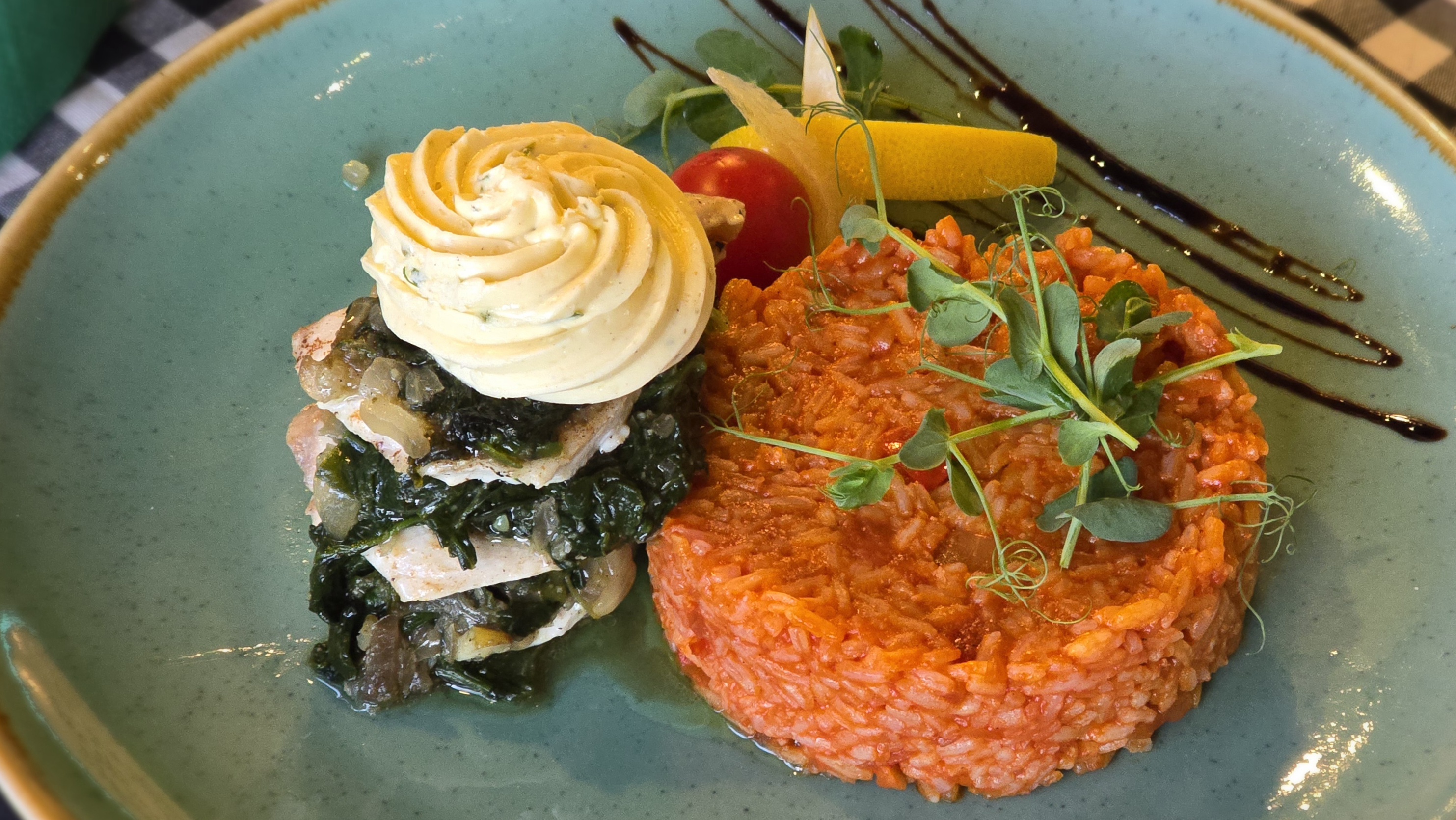 Parajos vajhal torony fűszervajjal, paradicsomos jázmin rizzsel 