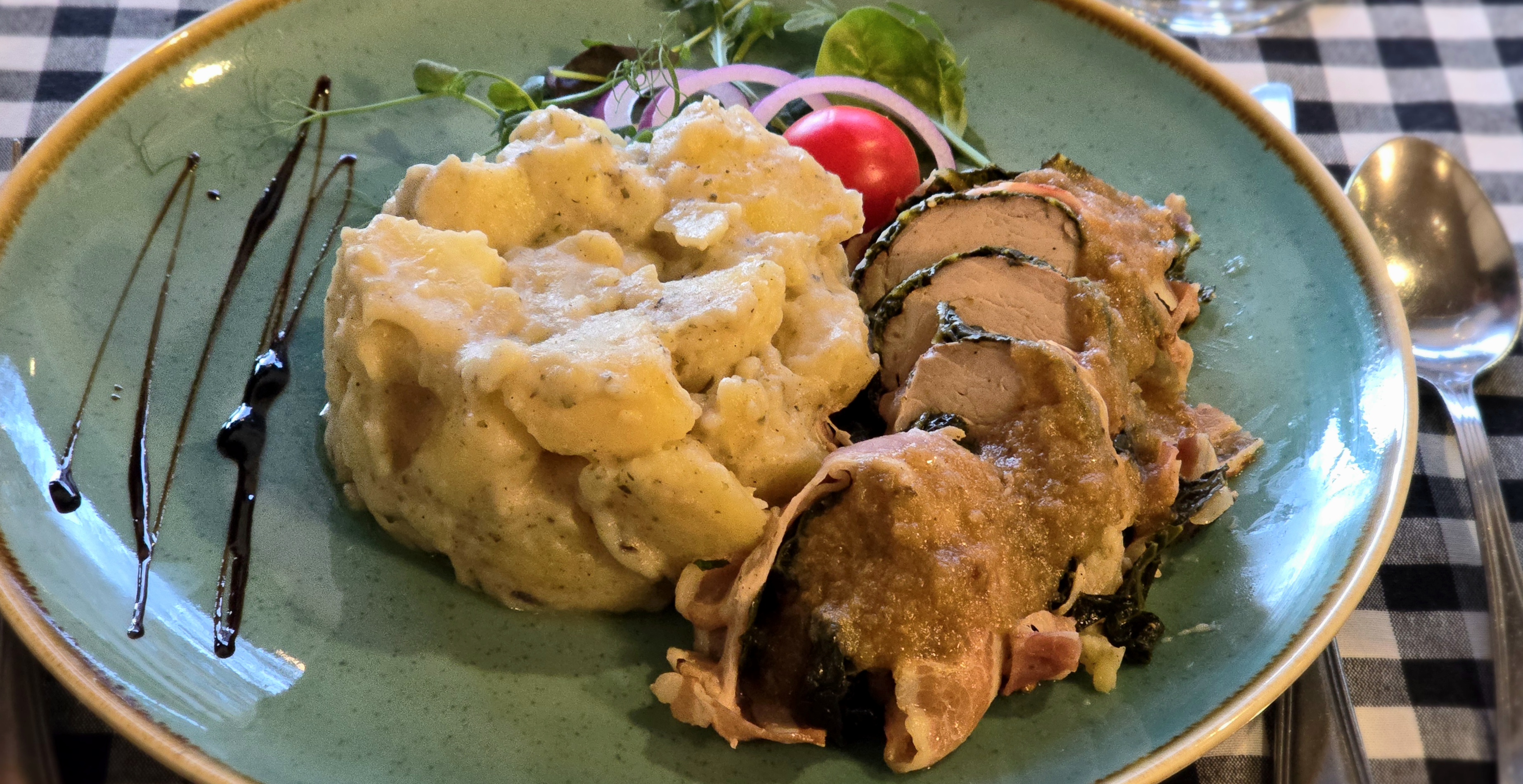 Kelkáposztába, baconbe göngyölt szűzpecsenye “burgonyafőzelékkel”