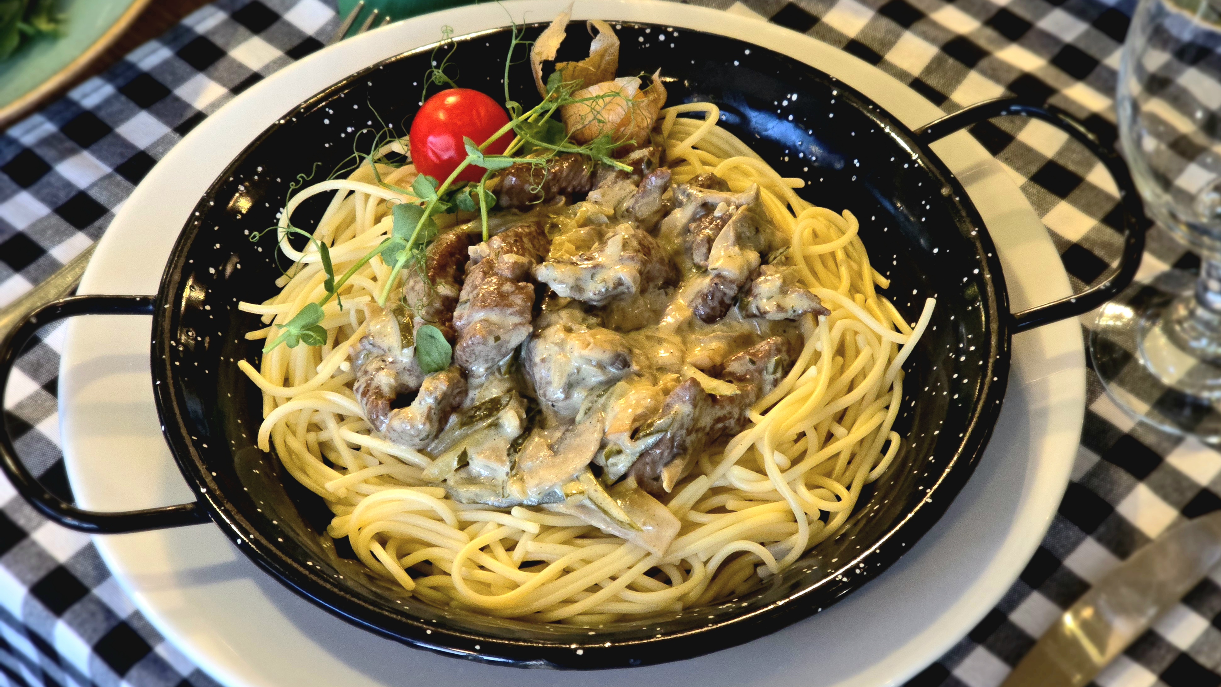 Stroganoff bélszín csíkok spagetti fészekben